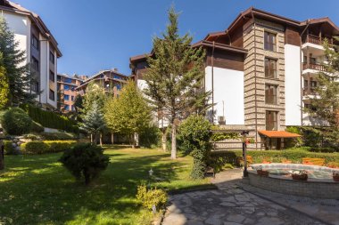Bansko ve Bulgaristan 'da yaz aylarında oteller, yeşil çimenler ve ağaçlar