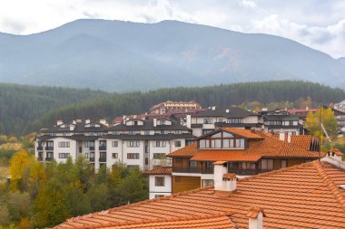 Bansko, Bulgaristan sonbahar manzaralı evler ve Pirin zirveleri