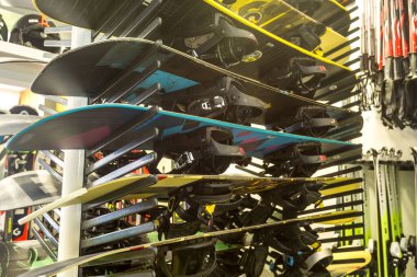 Bansko, Bulgaristan - 21 Aralık 2021: Kayak dükkanında çok sayıda snowboard ekipmanı