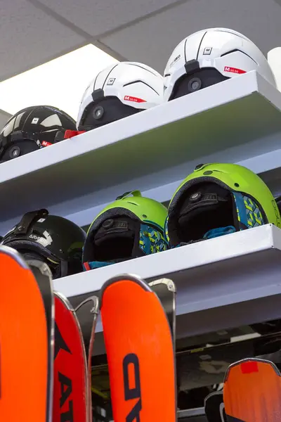 2021年12月21日 保加利亚班斯科 滑雪设备滑雪板和头盔在滑雪中心出售和租赁 图库图片