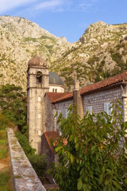 Karadağ 'ın eski Kotor kasabası. Dağlardaki kilise ve kalenin akşam manzarası