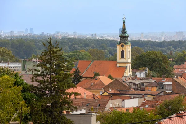 Belgrad ve Sırbistan 'ın Gardos, Zemun' dan panoramik manzarası, Saint Nicholas kilisesi ve Tuna nehri yazın görülüyor