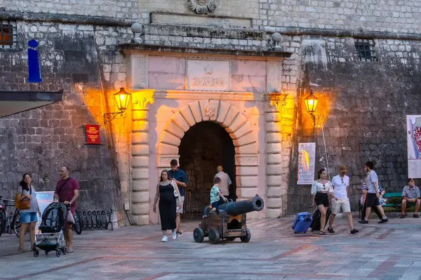 Котор Чорногорія Вересня 2023 Освітлений Вхід Старе Місто Увечері Туристи Ліцензійні Стокові Зображення