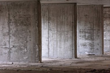 İnşaat alanında beton duvarlar. Yeni konut yapım aşamasında, tamamlanmamış bina