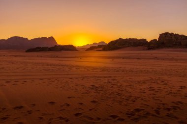 Wadi Rum, Ürdün çöl manzaralı gün batımı. Ay Vadisi ve UNESCO Dünya Mirası Alanı.