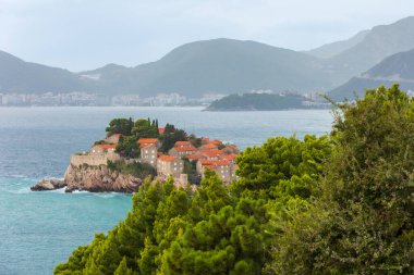 Karadağ 'ın Adriyatik denizi ve Budva siluetindeki Sveti Stefan adası. Yüksek açı. Meşhur seyahat yeri