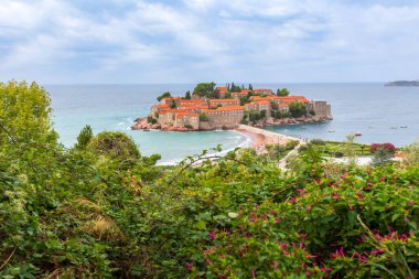 Karadağ 'daki Sveti Stefan adası Adriyatik Denizi' nde yüksek açılı manzaralı bir tatil beldesi. Meşhur seyahat yeri