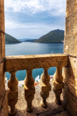 Perast, Karadağ Kotor Körfezi kilise çan kulesinin yüksek açılı manzarası