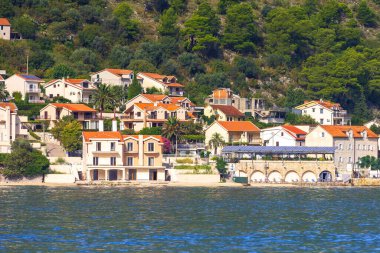 Adriyatik 'in deniz kenti, tarihi mimarisi, Karadağ' ın kırmızı kiremitli çatıları, Kotor Körfezi