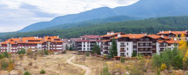 Bansko, Bulgaristan sonbahar manzaralı evler ve dağlar, panorama