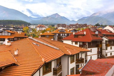 Bansko, Bulgaristan sonbahar manzaralı evler ve Pirin zirveleri