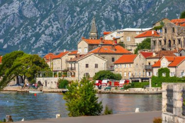 Perast, Karadağ - 21 Eylül 2023: Ünlü Kotor Körfezi 'ndeki tarihi kentin yazın tekneli manzarası
