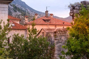 Kotor, Karadağ 'da akşamları eski şehirlerin evleri