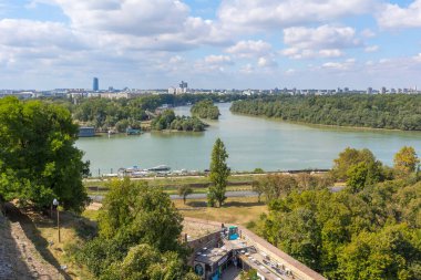 Belgrad, Sırbistan - 14 Eylül 2023: Sava Nehri 'nin kayıklı olduğu Sırp başkenti manzarası, yaz aylarında şehir silüeti