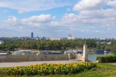 Belgrad, Sırbistan - 14 Eylül 2023: Sava Nehri 'nin kayıklı olduğu Sırp başkenti manzarası, yaz aylarında şehir silüeti