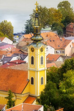 Belgrad ve Sırbistan 'ın Gardos, Zemun' dan panoramik manzarası, Saint Nicholas kilisesi ve Tuna nehri yazın görülüyor