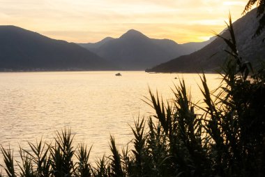 Kotor Boka Körfezi, Karadağ ve Adriyatik Denizi 'nin akşam panoramik günbatımı manzarası.
