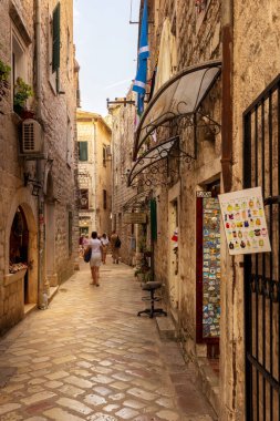 Kotor, Karadağ - 20 Eylül 2023: Dükkanları, antik taş binaları olan eski kentin dar sokakları