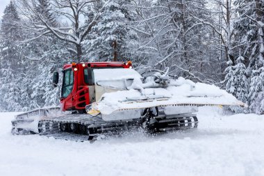 Kar temizleme pisti makinesi alp kayak pisti için kayak pisti hazırlıyor, Bulgaristan 'ın Bansko kentinde kış tatili
