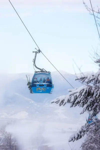 ブルガリア バンスコ 2024年1月21日 霧の斜面のあるブルガリアの冬のスキーリゾート 雪の後のゴンドラリフトキャビン ストック画像
