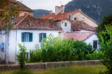 Kotor, Karadağ 'da akşamları eski şehirlerin evleri