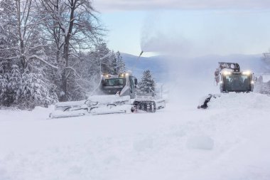 Bansko, Bulgaristan - 21 Ocak 2024: Kar temizleyici kar temizleme pisti makineleri Alp kayağı için kayak pisti, kış tatili