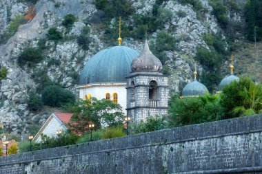 Karadağ 'ın Kotor kentindeki Aziz Nicholas Kilisesi ve dağların manzarası