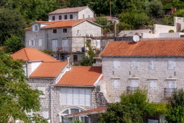 Perast, Karadağ 'ın antik kentin evleri, yüksek açılı manzaralı evleri