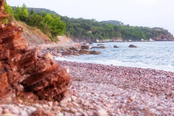 Wilder Strand Crvena Glavica Montenegro Rote Felsen Küste Und Wasserwellen Stockbild