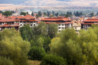 Bulgaristan 'ın Bansko kentinde yaz mevsimi boyunca kilise kulesi bulunan havacılık kenti panoraması