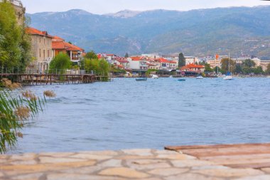 Kuzey Makedonya 'da Ohri Gölü ve kent panoramik manzarası