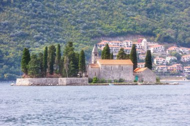 Yaz aylarında Karadağ 'ın Perast, Kotor körfezi yakınlarındaki St. George Adası ile güzel bir Akdeniz manzarası