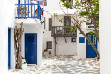 Mykonos, Yunanistan 'ın ünlü ada sokak manzarası Kiklad' da beyaz ve mavi evler