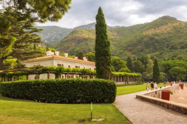 Sveti Stefan, Karadağ - 22 Eylül 2023: Aman tatil beldesinin lüks otelinde Villa Milocer