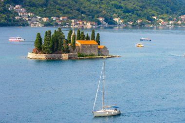 Perast, Kotor Bay, Karadağ yakınlarındaki St. George Adası ile güzel bir Akdeniz manzarası ve yaz aylarında tur tekneleri