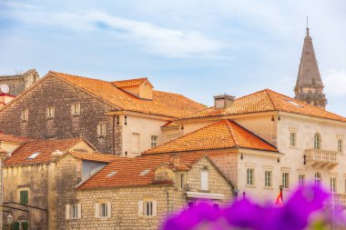 Perast, eski evler arasında Aziz Niklas Kilisesi 'nin Karadağ çan kulesi de var