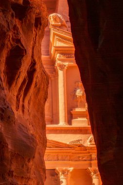 Petra, Ürdün 'ün Siq duvarları ve Hazine çerçevesi, El-Khazneh, dünyanın yeni yedi harikasından biri.