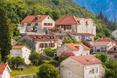 Perast, Karadağ 'ın antik kentin evleri, yüksek açılı manzaralı evleri