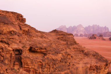 Ürdün, Wadi Rom kırmızı kum tepesi ve güzel kayalar manzarası