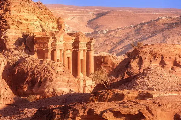 Ürdün 'ün Petra kentindeki Ad Deir Manastırı, günbatımı panoramik manzara, UNESCO Dünya Mirası Sitesi