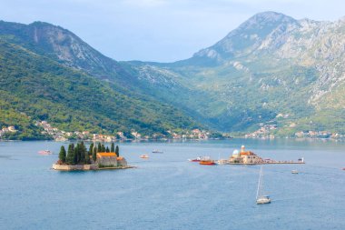 Perast, Karadağ Kayalıklar Leydisi Kilisesi ve Saint George Adası, Kotor Körfezi hava manzaralı