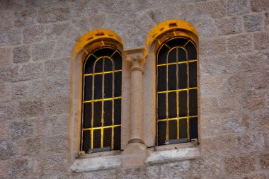 Karadağ 'ın Kotor kentindeki Ortaçağ Aziz Niklas Kilisesi' nin Penceresi