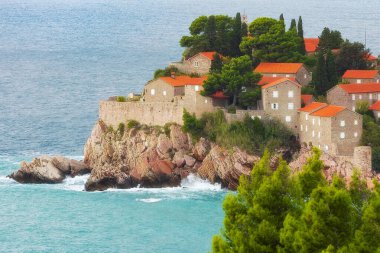 Karadağ 'ın Budva kentindeki Sveti Stefan adası yüksek açılı