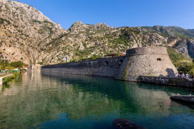 Kotor, Karadağ - 20 Eylül 2023: Eski kentin kalesi yakınlarındaki nehir kanalı