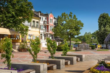 Lovech, Bulgaristan - 19 Mayıs 2021: Todor Kirkov Meydanı ve eski geleneksel evler