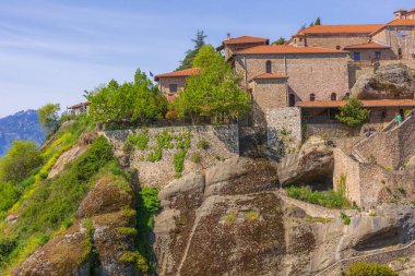 Büyük Meteoron Manastırı ve Yunanistan 'ın Kalambaka, Trikkala kentindeki keşişlere malzeme sağlayan teleferik.
