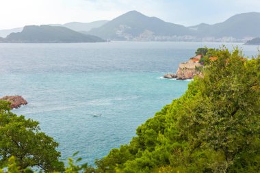 Karadağ 'ın Adriyatik denizi ve Budva siluetindeki Sveti Stefan adası. Yüksek açı. Meşhur seyahat yeri