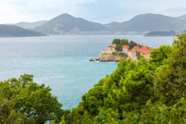 Karadağ 'ın Adriyatik denizi ve Budva siluetindeki Sveti Stefan adası. Yüksek açı. Meşhur seyahat yeri