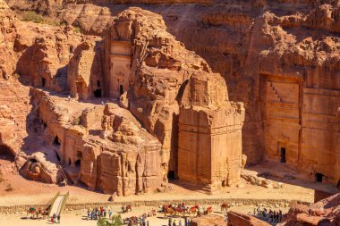 Petra, Ürdün - 3 Kasım 2022: Antik Nabataean Kraliyet mezarlarına ve Petra 'nın turistlerle dolu ana caddesine bakın