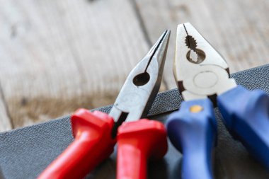 İğne burun pensesi, metal yapımında profesyonel aletler. Çalışmaları onarmak için mekanik alet, yakın çekim.